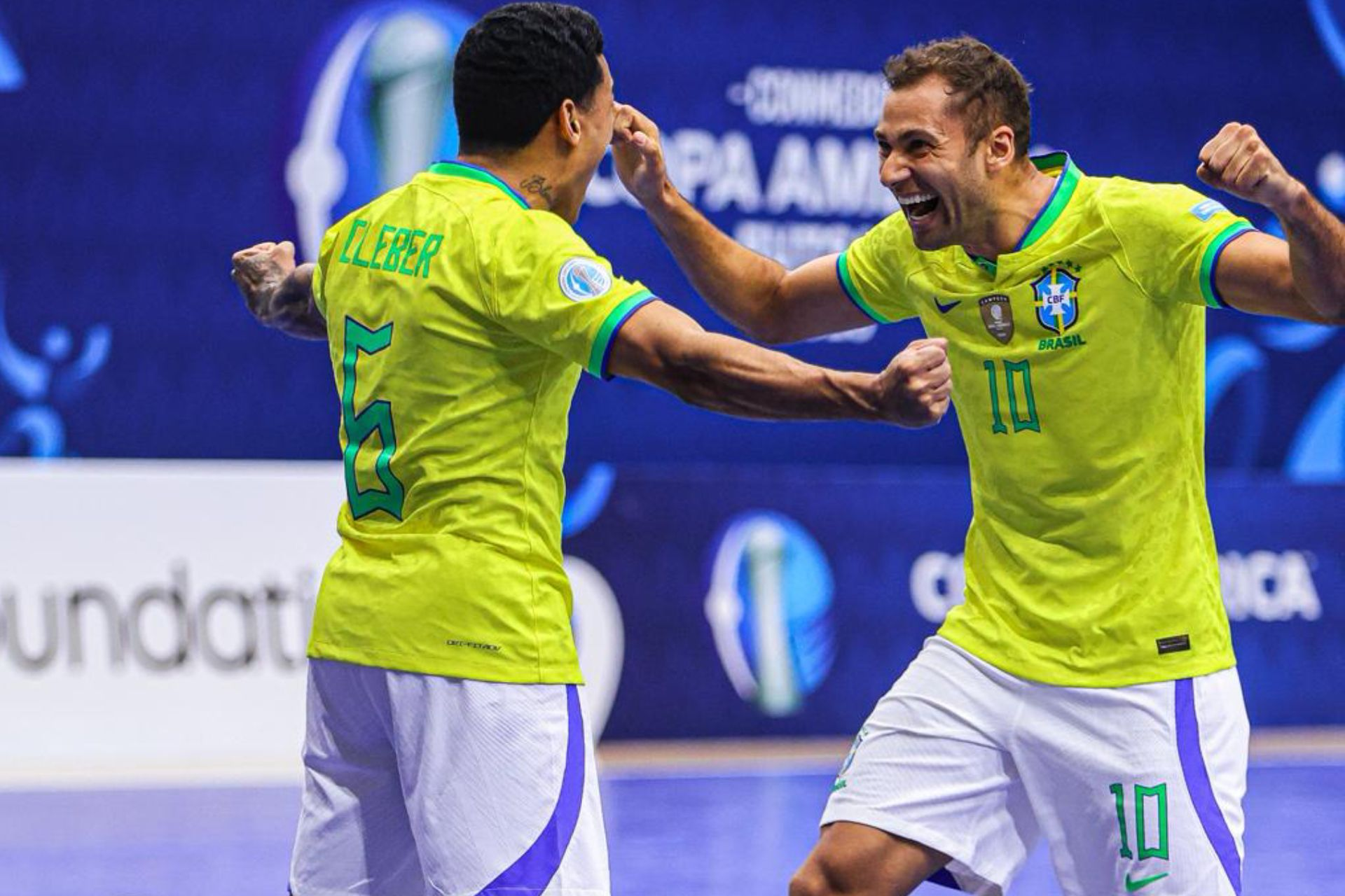 Pito celebra un gol con Cléber