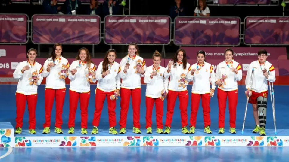 Las jugadoras de la selección española recogen la medalla de bronce en los Juegos Olímpicos de la Juventud de Buenos Aires 2018.