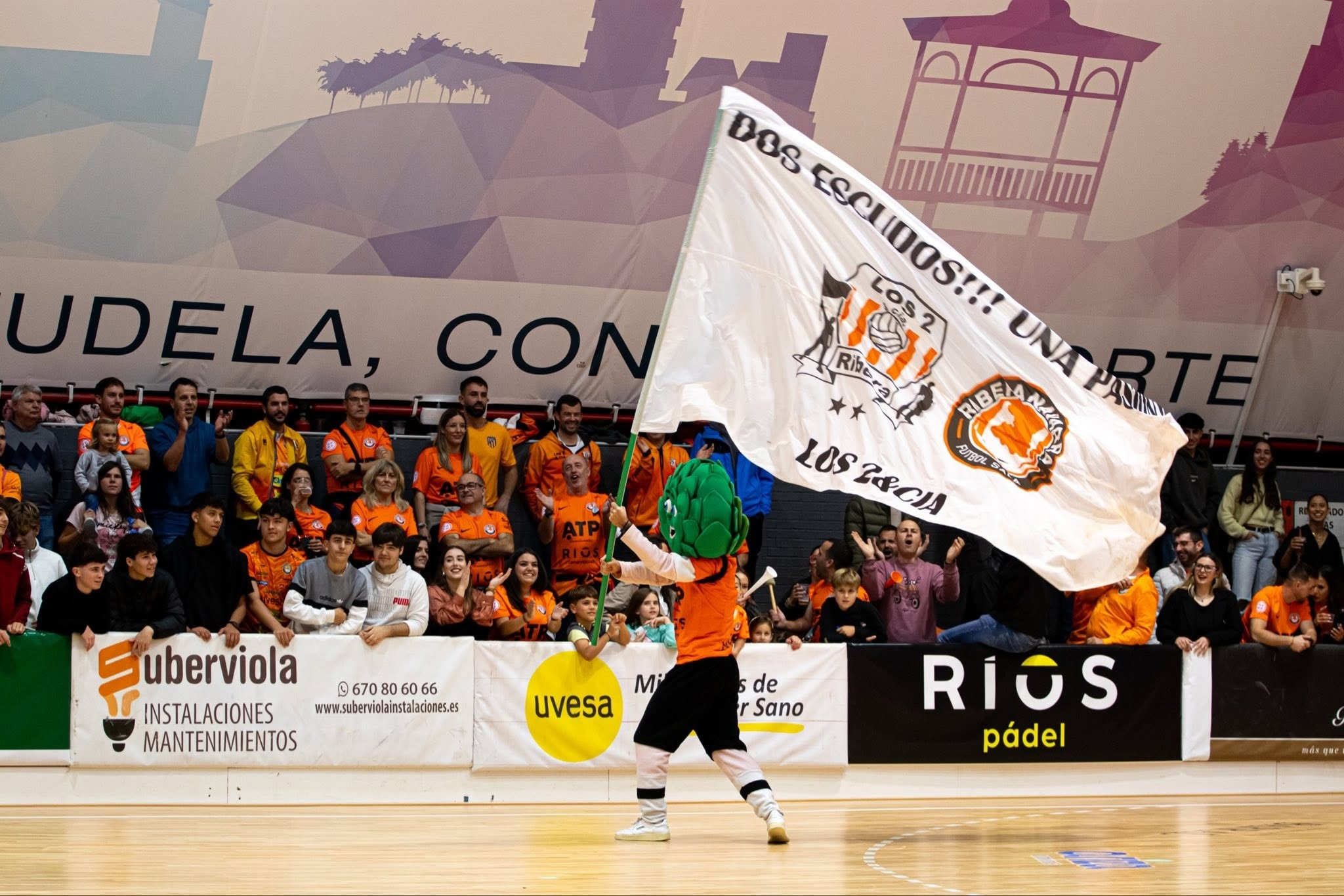 Tudelín con una bandera junto a la afición del Ribera Navarra.