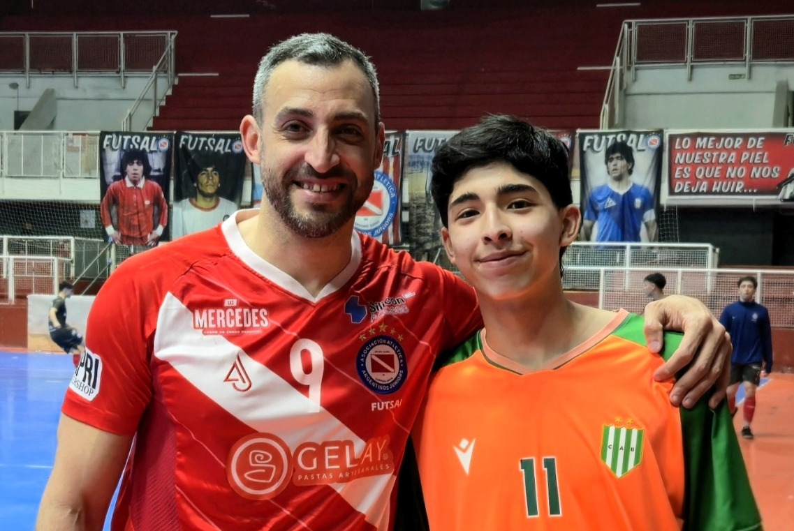 Lucas Maina y Thiago Maina posan tras el Argentinos Juniors - Banfield