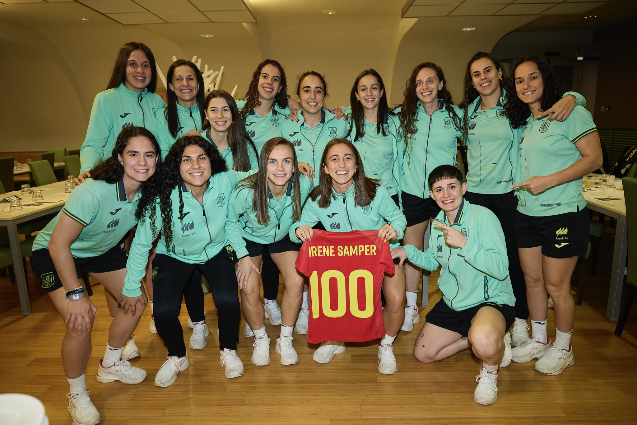 Irene Samper recibe una camiseta conmemorativa por sus 100 partidos con España