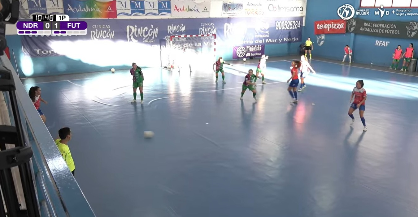 Valeria tuvo que jugar condicionada por los rayos de sol durante el primer tiempo
