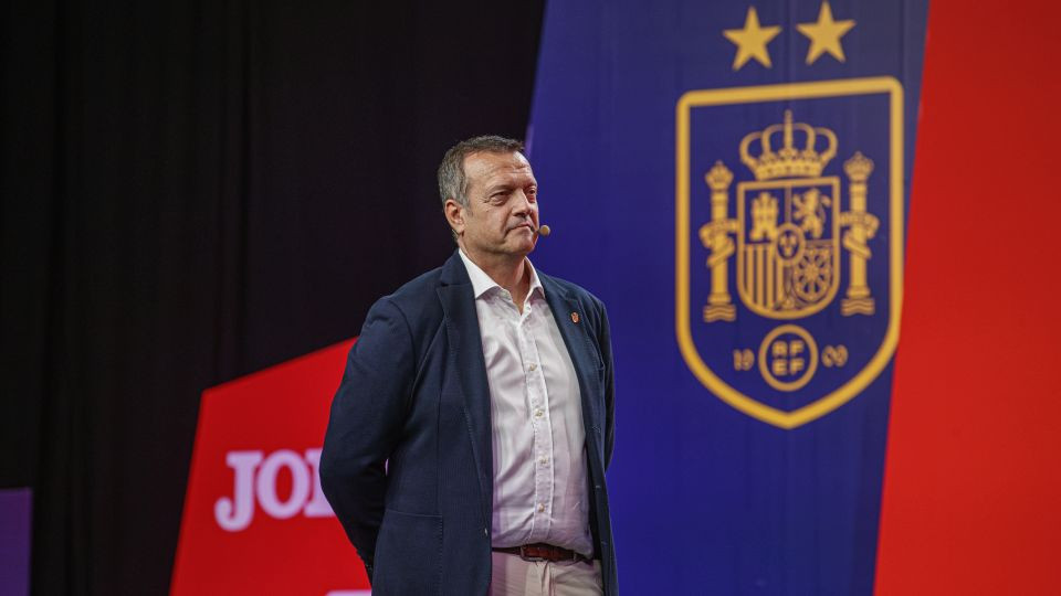 Jesús Velasco ante un panel con el escudo de la selección española.