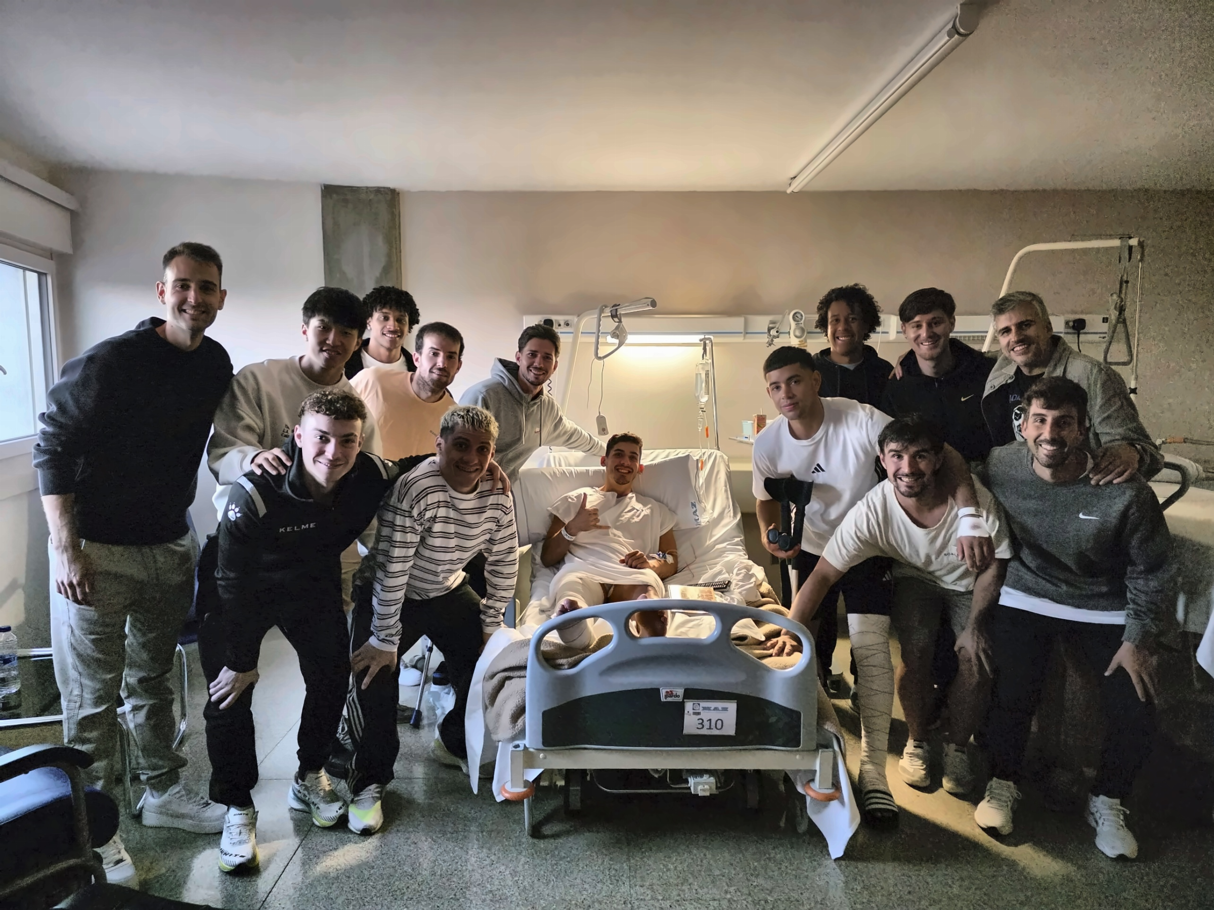 La plantilla zaragozana visita en el hospital a Samu Freire y Carita Alegre