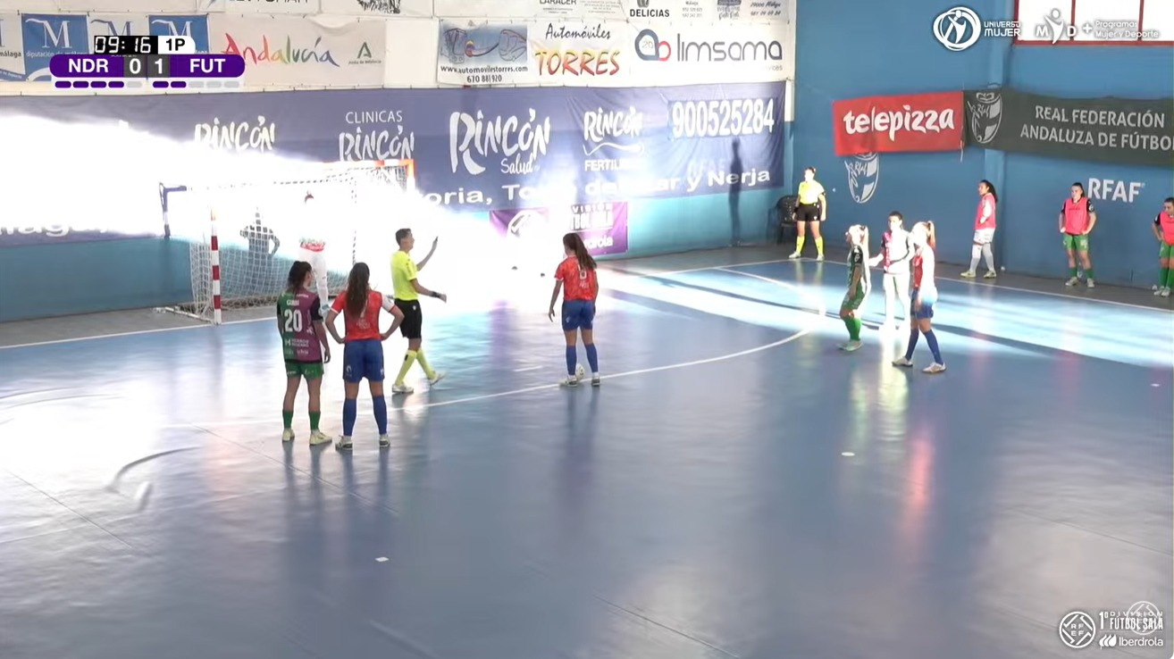 Momento del lanzamiento del penalti de Irene Córdoba con Valeria totalmente deslumbrada