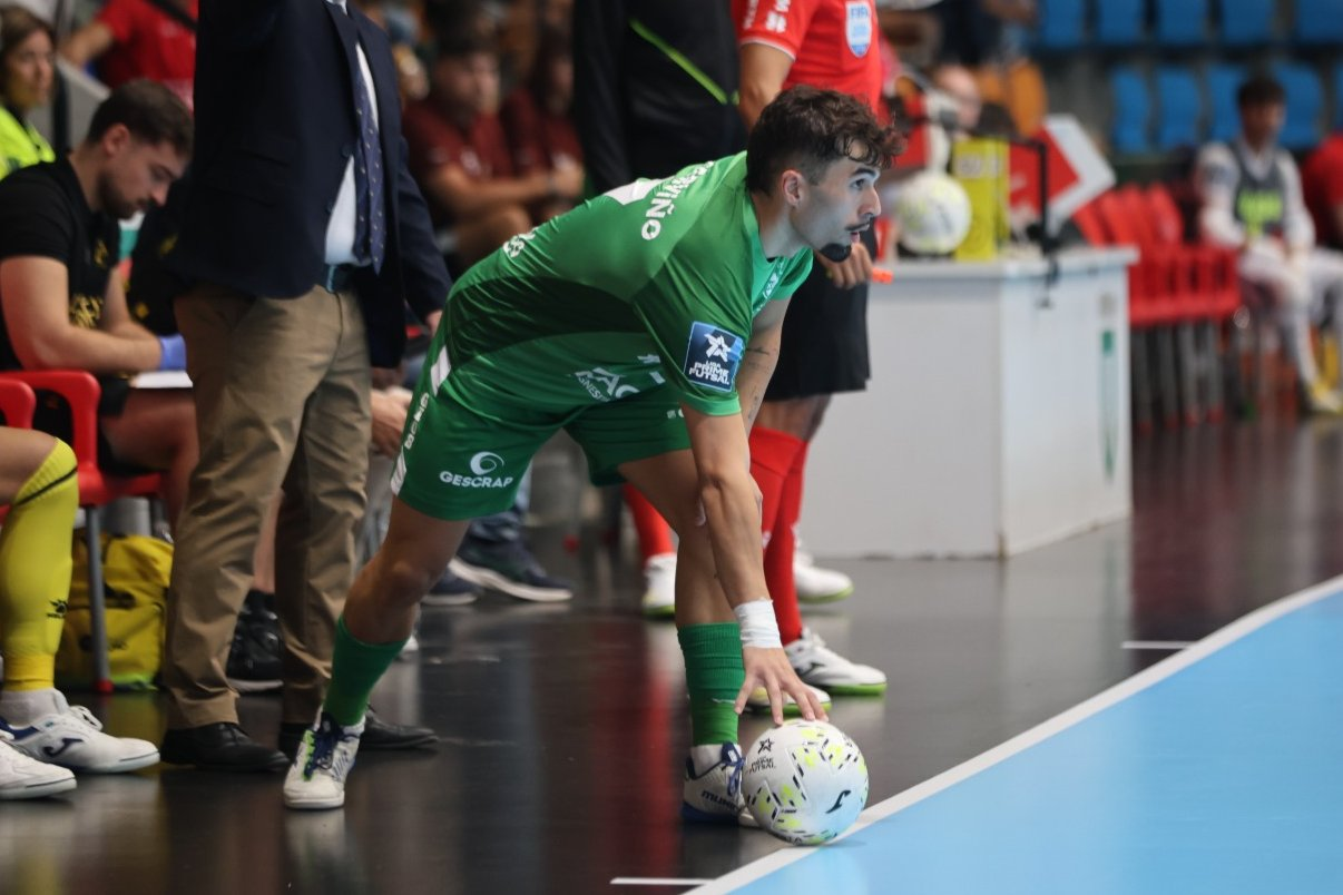 Ion Cerviño aguanta el balón para sacar de banda