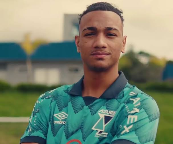 Maicon fue presentado como nuevo jugador del Azuriz de fútbol